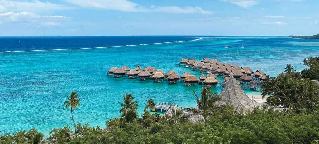Vue sur le lagon de Tahiti en Polynésie avec des cabanes sur pilotis