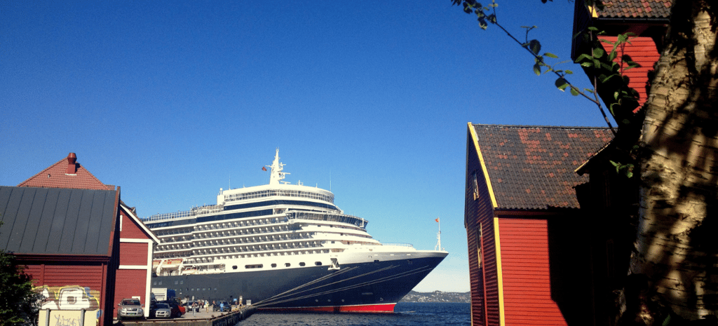 Navio de cruzeiro ancorado em Bergen, Noruega
