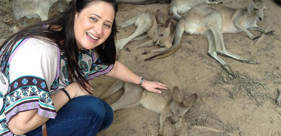 foto da autora brincando com um kanguru em lone pine sanctuary brisbane