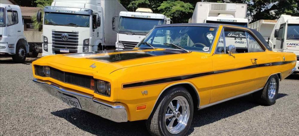 Dodge Dart amarelo