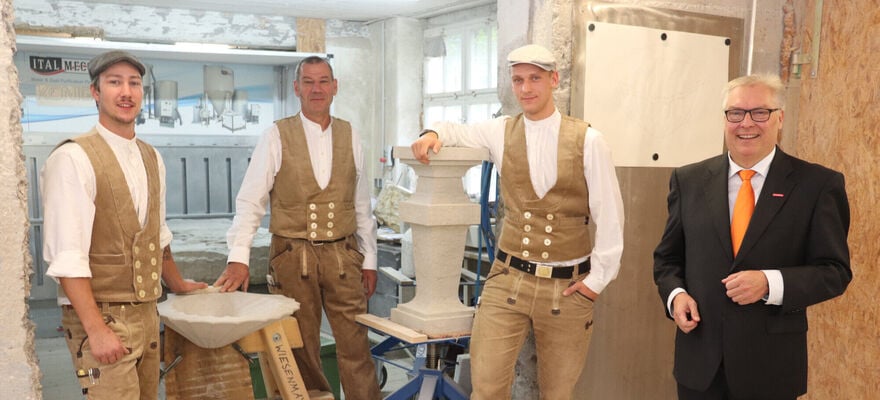Tradition of the end-of-apprenticeship ceremony by Meister (master) Martin Weisenmayer (centre). So