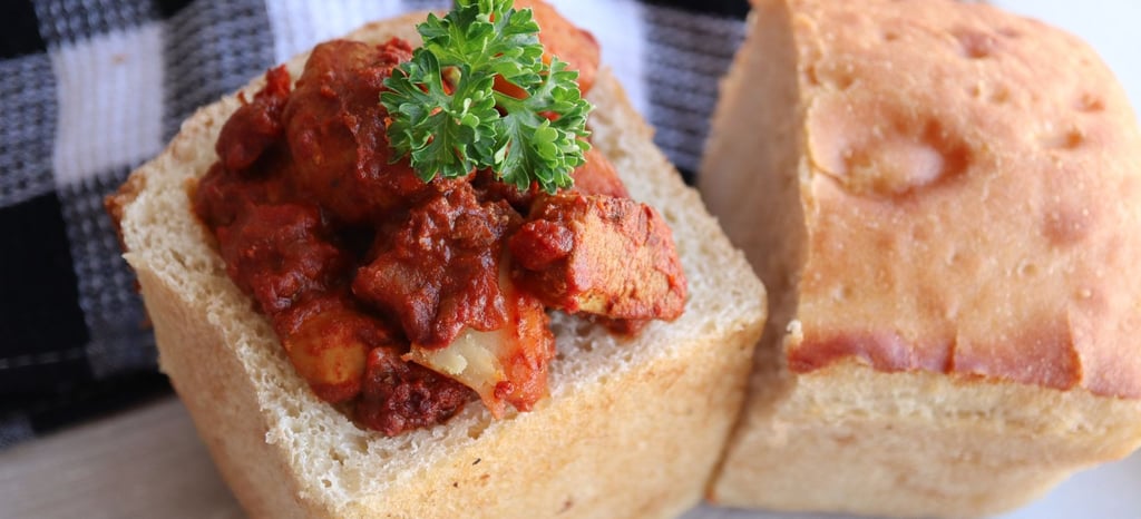 Prato de Bunny Chow tradicional em Cape Town, África do Sul.