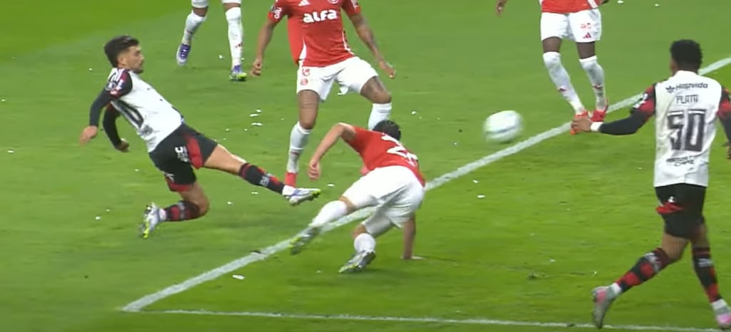 Momento Arrascaeta, o primeiro gol da vitória contra o Inter, no Beira-Rio, pela Libertadores 2025.