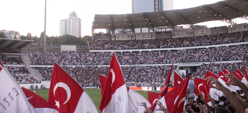 Leidenschaftliche Beşiktaş-Fans im Vodafone Park – choreografierte Stimmung, Fahnen und Gesänge während eines Heimspiels in I