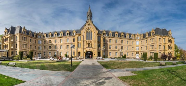 Historische Gebäude und Stadtansicht von Differdingen in Luxemburg