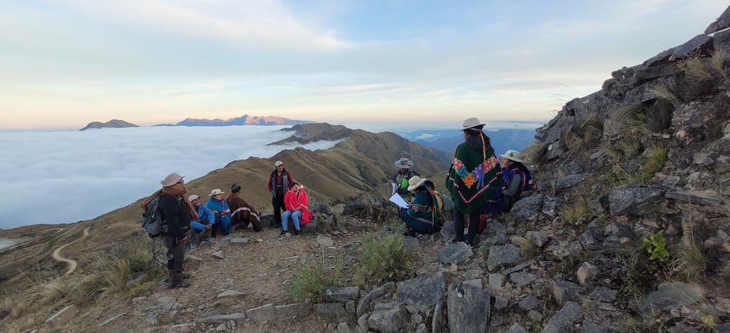 grupo de técnicos y emprendedores de turismo rural realizando una práctica de guiado