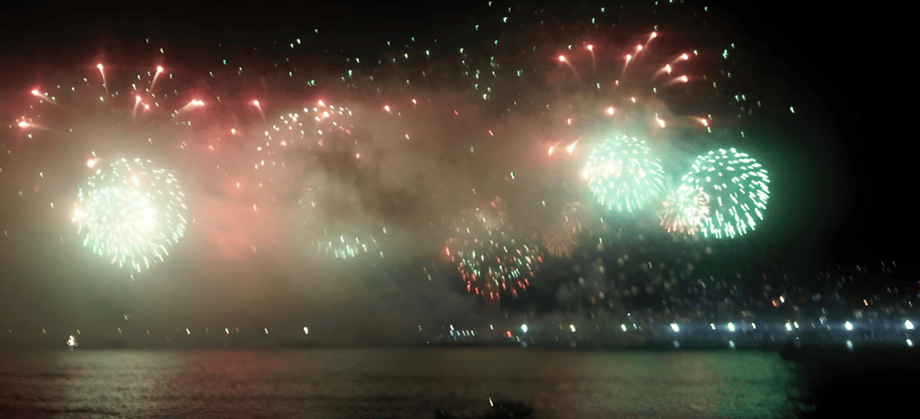queima de fogos em copacabana vista do navio hoje