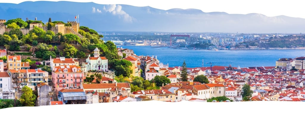 Vista panorâmica da cidade de Lisboa, Portugal, com telhados históricos