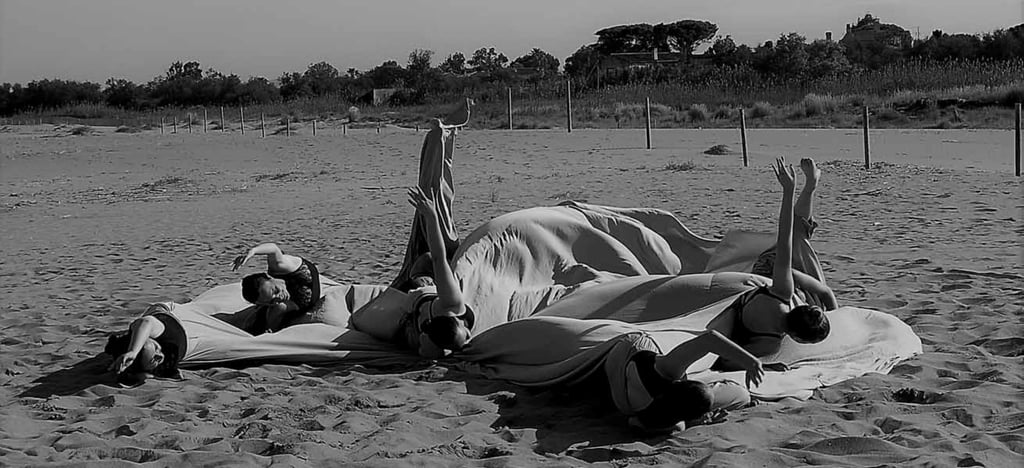 Fotografía de muejres bailando en la playa colección serie fotograficas Eva Mas