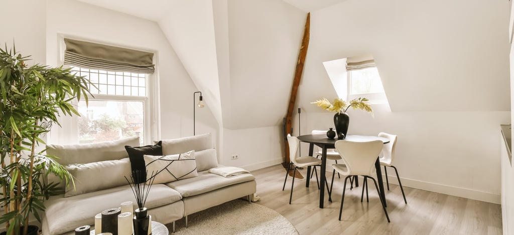 canapé et table à manger dans un appartement près de la fenêtre