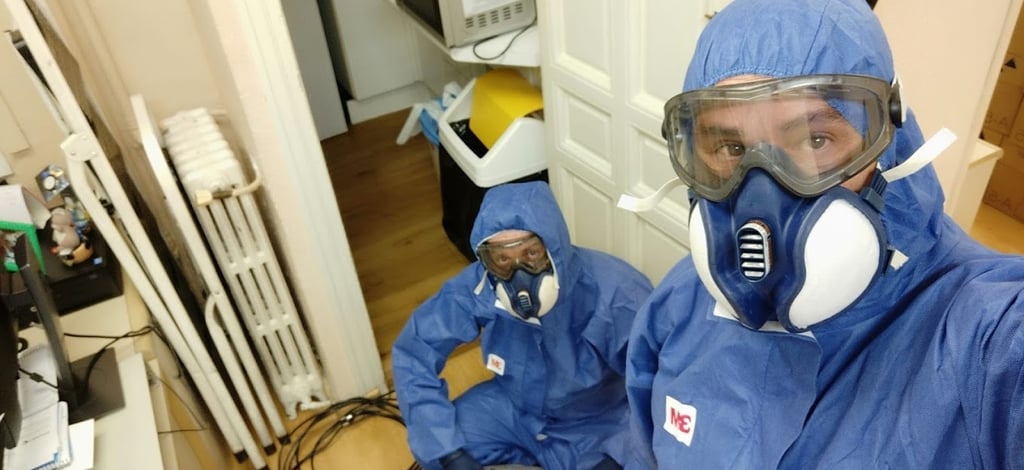 personas con traje antibacterias