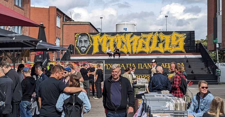 Flea market in Karoviertel Hamburg with street art, Flohmarkt im Karoviertel Hamburg mit Graffiti Wand und lokaler Szene