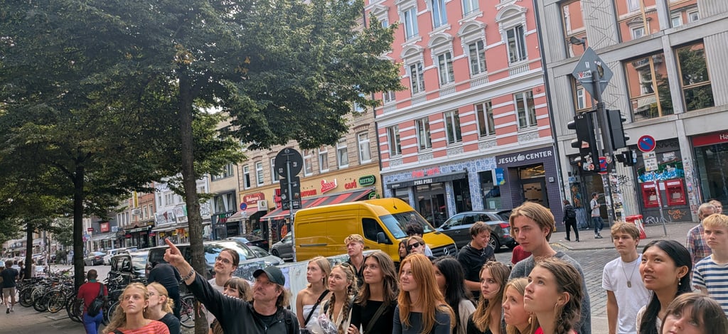 Guided tour group in St. Pauli Hamburg street scene / Geführte Gruppe bei Tour in St. Pauli Hamburg Straßenszene