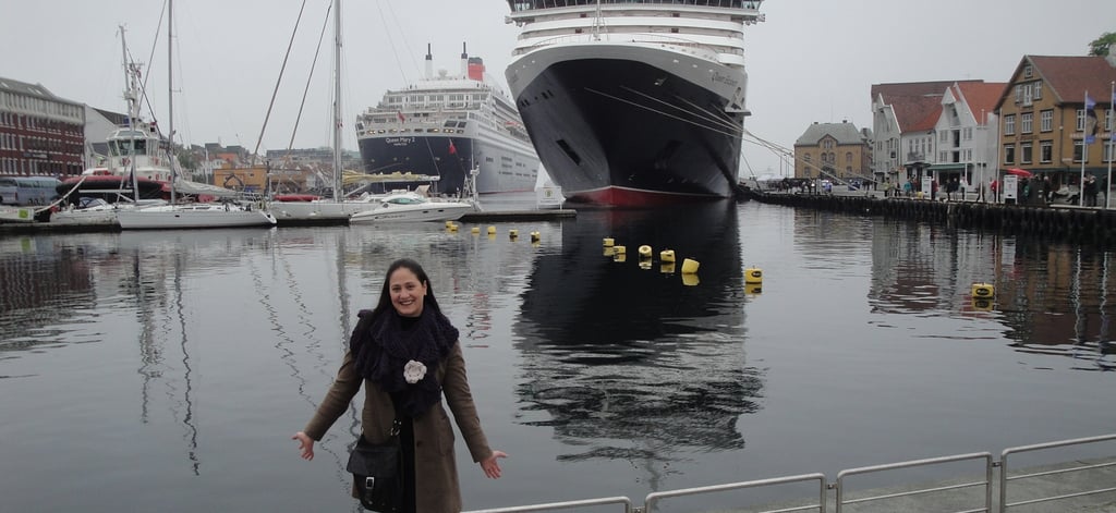 Porto de Stavanger na Noruega com os navios Queen Mary e Queen Elizabeth ao fundo