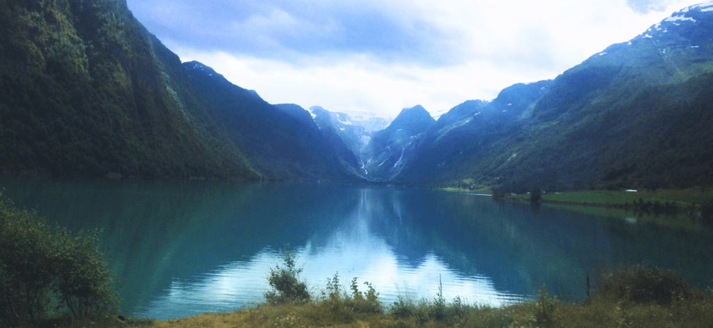 Vista da primeira parada do tour no Lago Loen, Olden, Noruega.