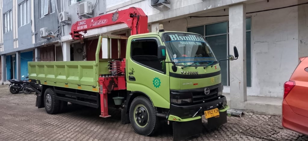 Truck Crane 50 ton warna hijau