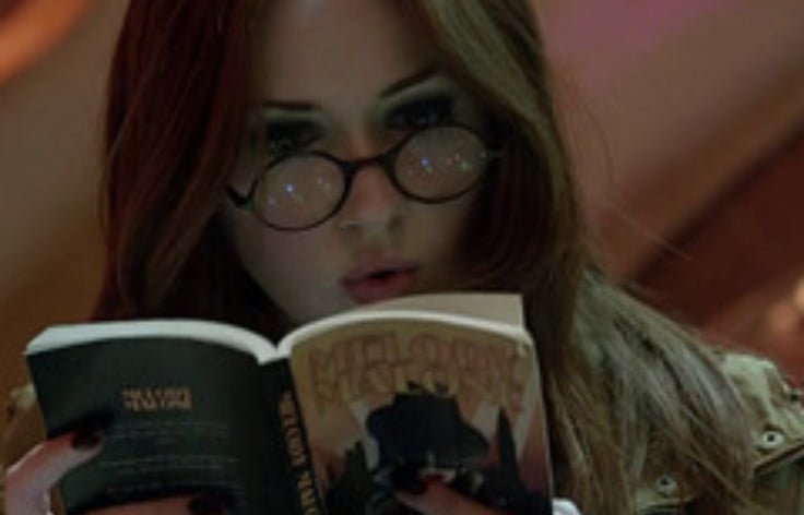 imagem da personagem amy pond da serie doctor who lendo um livro dentro da tardis.