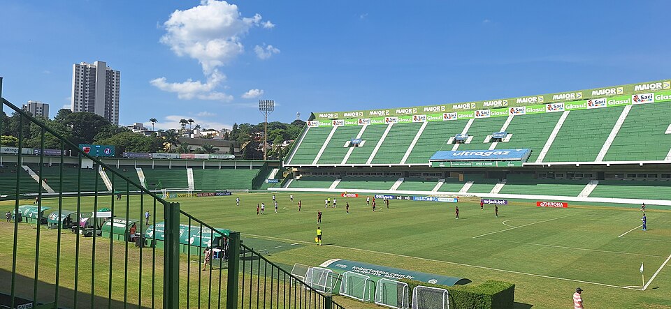 Estádio Brinco de Ouro da Princesa em Campinas durante o dia, vista geral das arquibancadas e gramado.