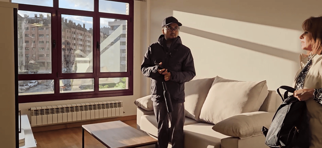 Apartment viewing with Nuria of Degrain