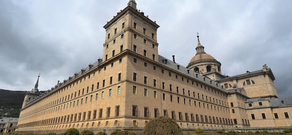  61 / 5.000 Una vista en ángulo del Monasterio de San Lorenzo de El Escorial