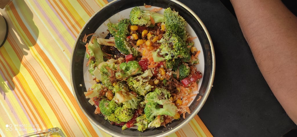 bir masa üzerinde, vegan ve glutensiz lezzetlerden oluşan göz alıcı bir sunum.