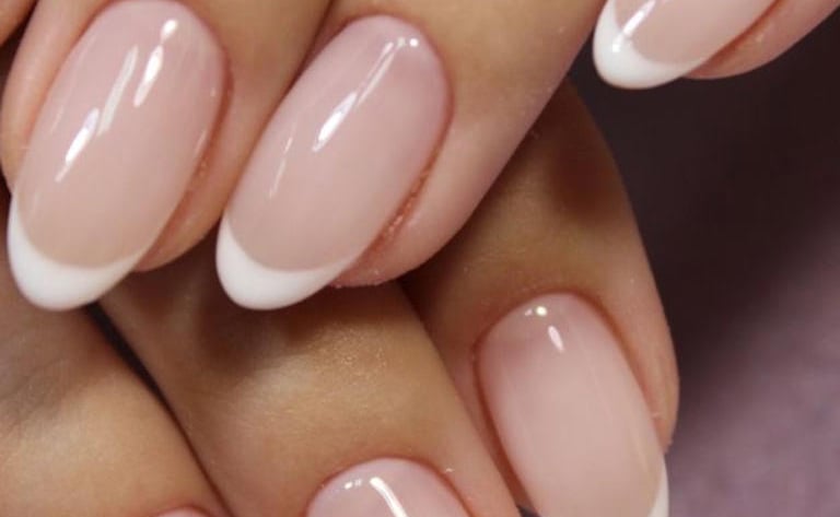 ongles roses et blanches
