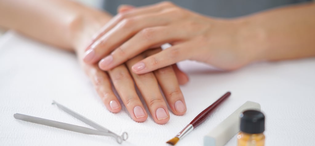 mani semplici senza smalto che si preparano per essere ricostruite appoggiate su un asciugamano