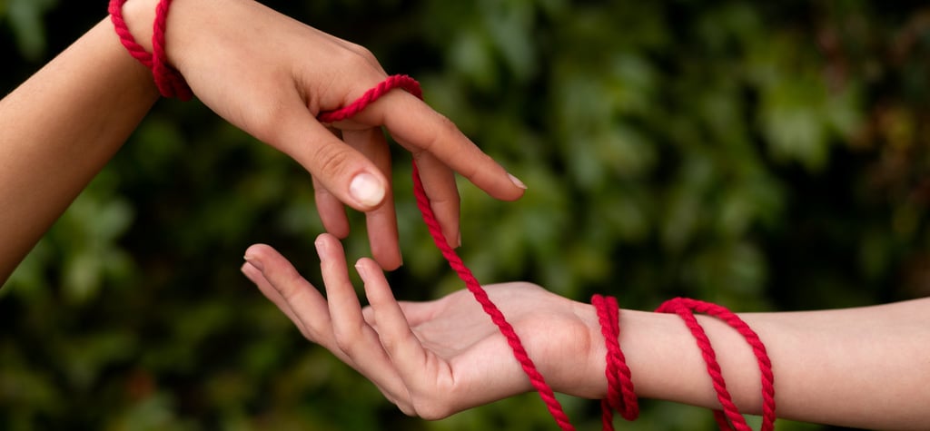 mãos ligadas com fio vermelho