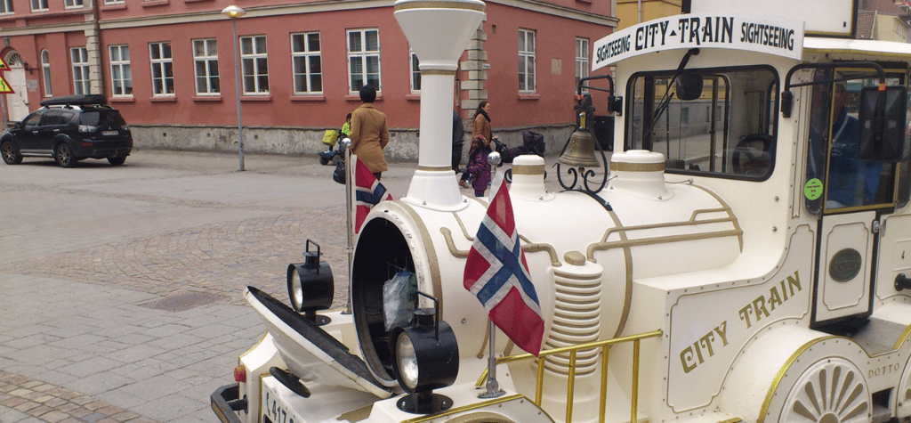 Passeio por Kristiansand no trenzinho turístico tradicional.