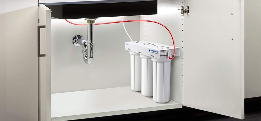Sistema de filtración de agua bajo fregadero instalado con cartuchos de varias etapas