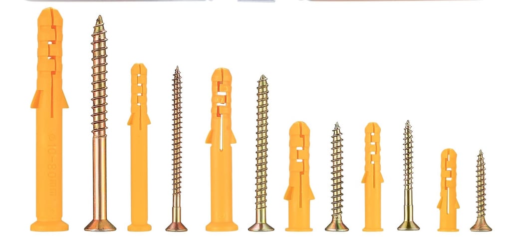 Pudełko wypełnione posegregowanymi kołkami rozporowymi. Poniżej po jednym z każdego rozmiaru