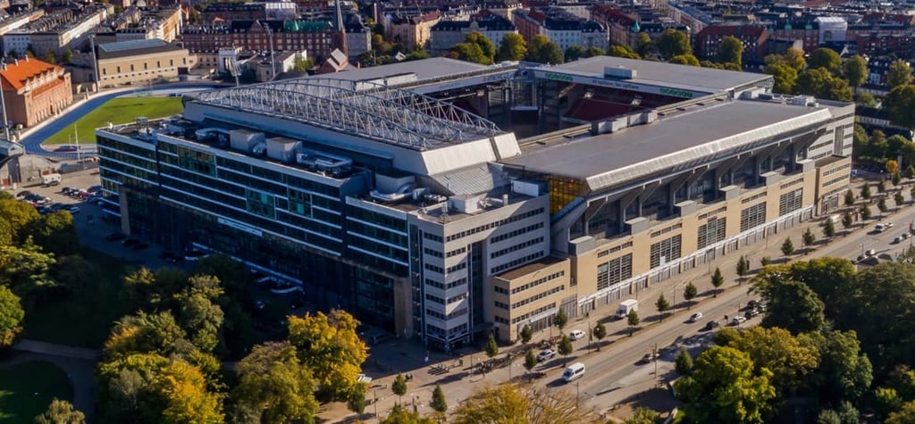 Blick auf das Parken Stadion in Kopenhagen – Heimstätte des FC Kopenhagen, bekannt für leidenschaftliche Fans und große Europ