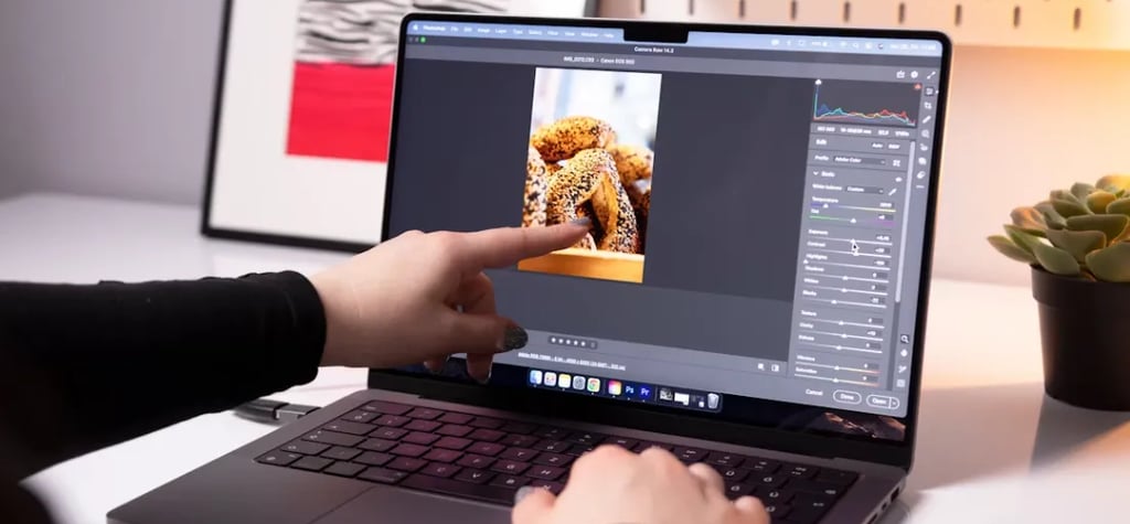 Fotógrafo editando portfólio — como construir um portfólio que atrai clientes