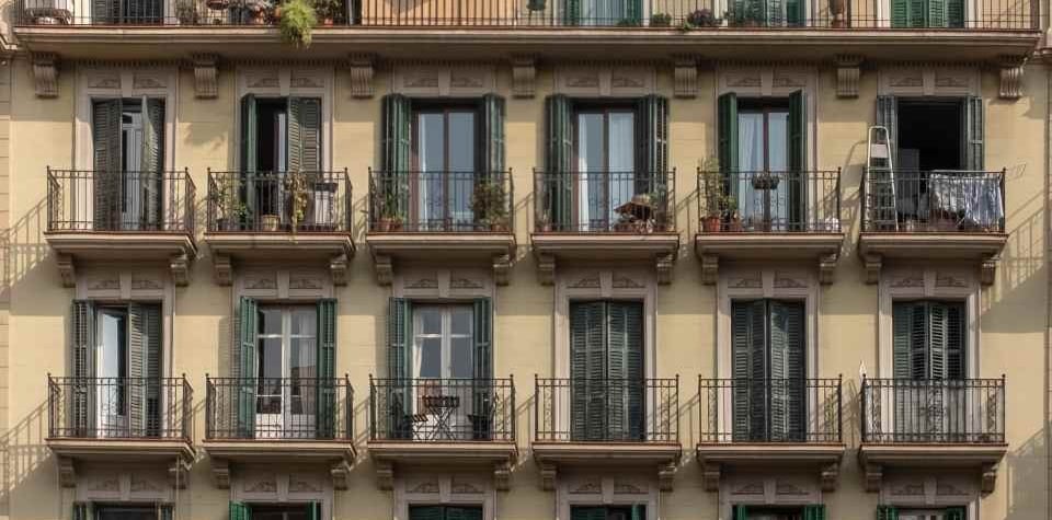 Edificio residencial en Barcelona con varios propietarios.