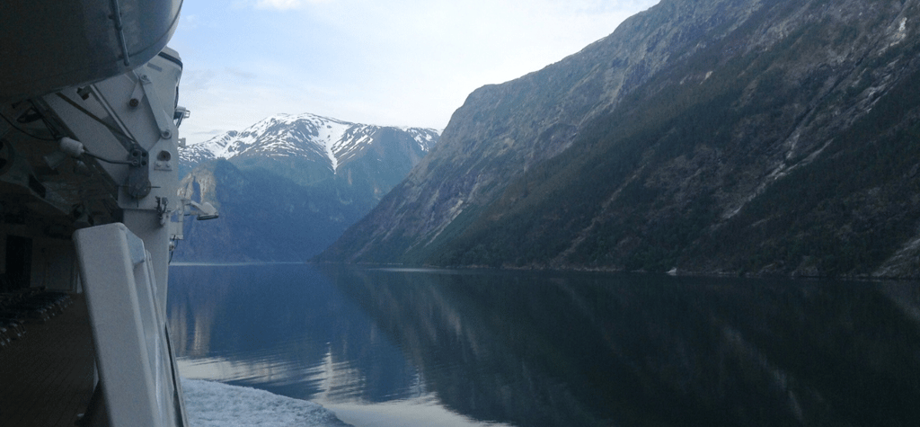 Navio navegando pelos fiordes em Flåm, Noruega — vista do deck do navio.