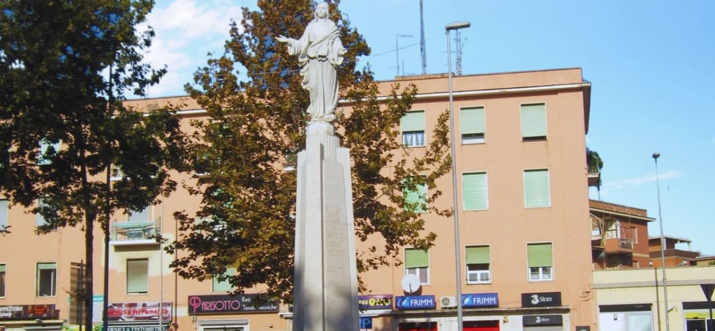foto do monumento no centro da cidade em civitavecchia