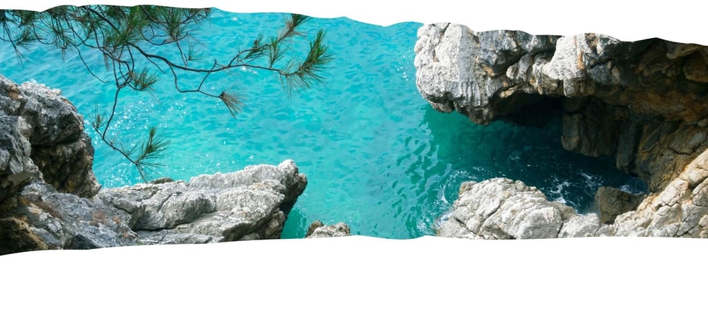 Vista panorâmica do Mar Adriático com águas azul-esverdeadas e litoral ao fundo.