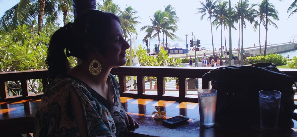 foto da autora no restaurante beira mar em waikiki beach no havai