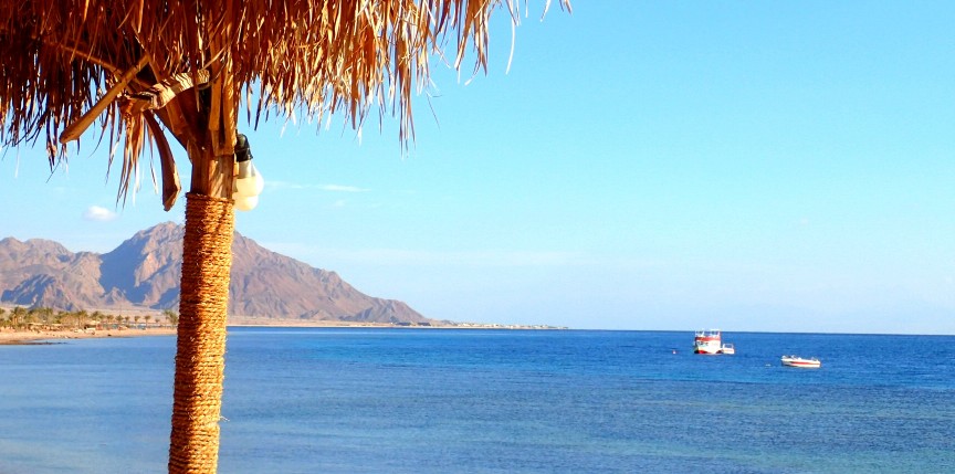 Vue du coucher de soleil sur la plage d'Égypte