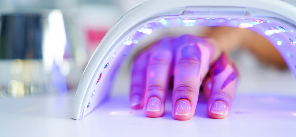 mano con gel che asciuga in lampada con i raggi uv