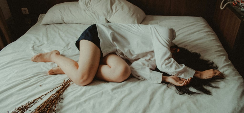 femme allongée de fatigue et douleur