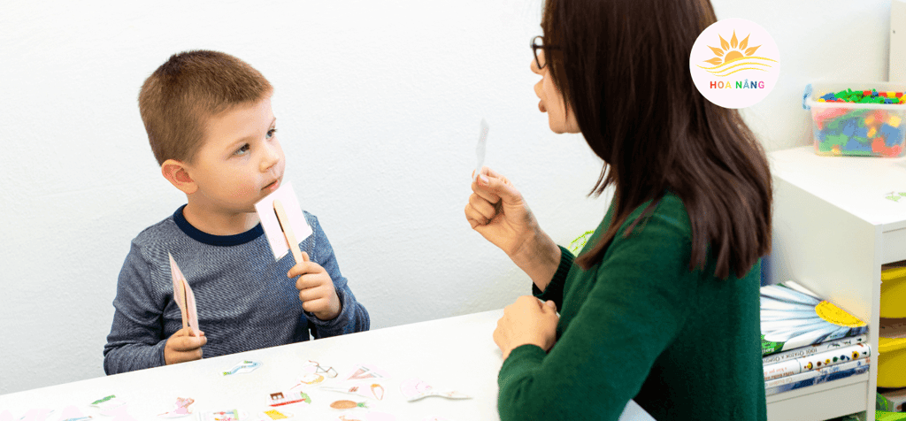 Thạc sĩ Giáo Dục đang khám và đánh giá trẻ chậm nói tại Trung tâm Hoa Nắng Hải Phòng