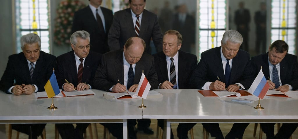 Firma dell’Accordo di Belaveža (8 dicembre 1991): i leader di Russia, Ucraina e Bielorussia sottoscr
