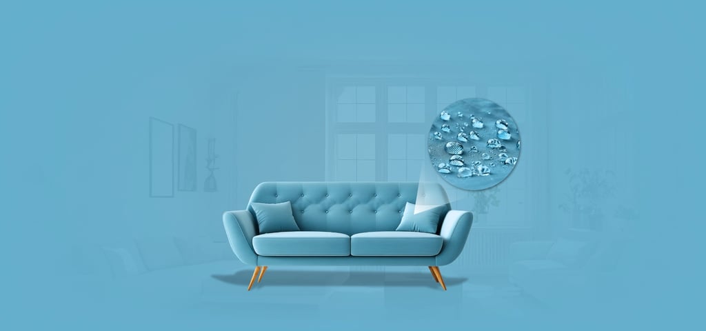 sofá azul em um fundo azul com destaque para o tecido que acabou de receber o tratamento de impermeabilização