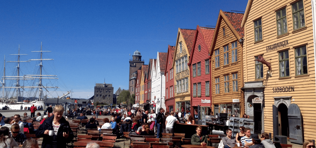 Foto do passeio pelo bairro histórico de Bryggen, Bergen, Noruega.