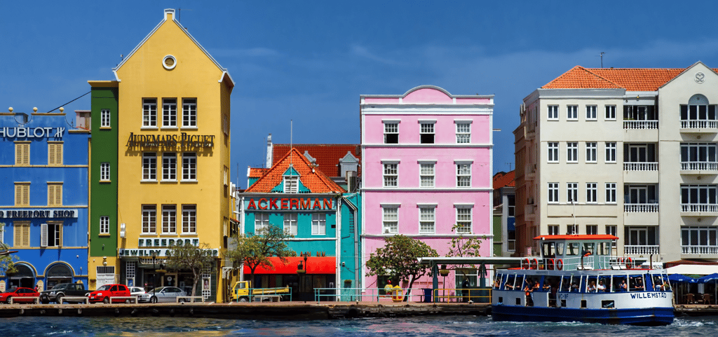 Casas coloridas vistas do outro lado da ponte flutuante em Willemstad, Curaçao, Caribe.