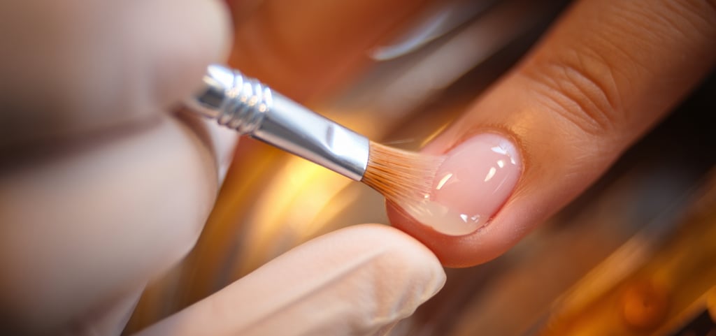 pennello in setole naturali che stende uno strato di gel irregolare