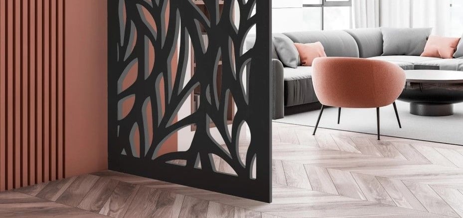 Divisória de ambiente com design floral vazado em tom claro, separando espaços internos com leveza e