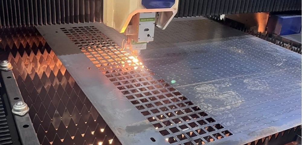 Máquina de corte a laser industrial em operação