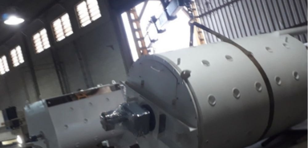 Ilustração dos principais processos de caldeiraria industrial: corte, dobra e soldagem de chapas met